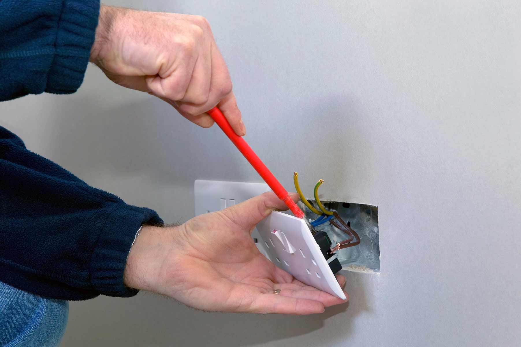 Our electricians can install plug sockets for domestic and commercial proeprties in Hertford and the local area. 